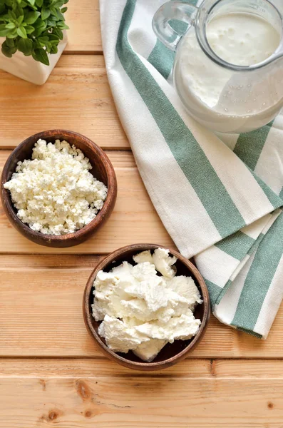 Top view, close up homemade cottage cheese in a bowl on old wood table . Stok Foto Bebas Royalti