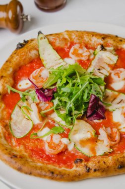 İtalyan pizza Roma Cafe. Sıcak pizza domates, peynir, karides, soğan, zeytin, biber, kabak, roka, otlar ile restoranda. Peynir ve domates Pizza. İtalyanca geleneksel sebze pizza