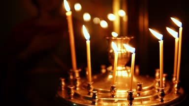 Kilise dini simgelerin arka planda mumluk mum yanan