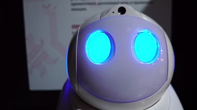 Lipetsk, Rusya Federasyonu - 25 Ocak 2018: sergi robotlar. Bir robot ile gözleri yanıp sönen bir yuvarlak başlı