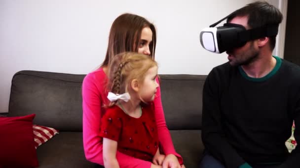 Ailenin babası sanal gerçeklik kask oturur — Stok video