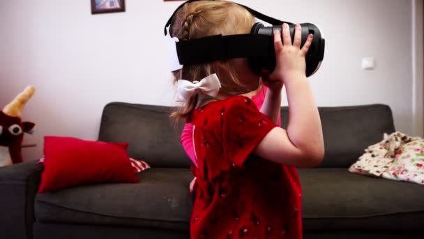 Malá holčička v virtuální brýle — Stock video