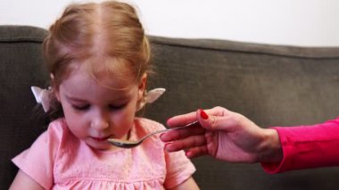 Küçük bir kız onu smartphone shes beslenen ediliyor süre kapalı gözlerini alamaz