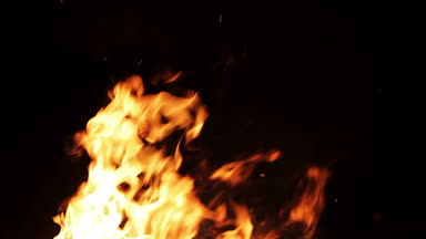 Siyah arkaplanda izole edilmiş gerçek yangın, döngü videosu