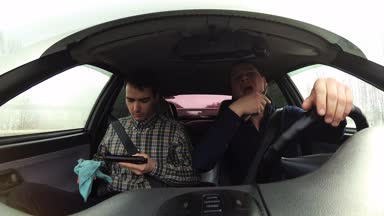 Silahlı grup demontaj için gider. Sürücü bir bıçak ile tıraş. Yolcu silahı mendil.