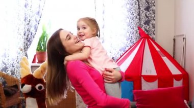 Sevimli küçük bir çocuk kanepe annelerin ellerini atlar..