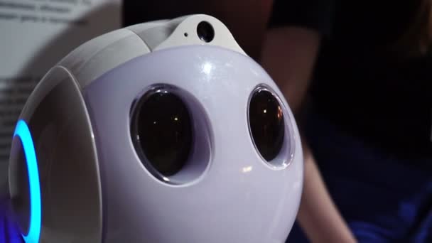 Липецк, Российская Федерация - 25 января 2018 года: Робот зажег виртуальные глаза крупным планом — стоковое видео