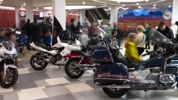 Lipetsk, Rusland - Jan 13, 2018: tentoonstelling van oude vintage motoren, Time lapse video van mensen lopen tussen de motoren — Stockvideo