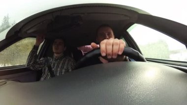 Onun araba yolda bir adam. Salon içinde çekilen video.