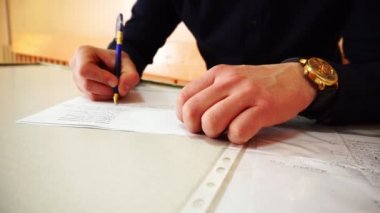 Bir insan dolgu belgeler veya bir mektup yazma eller. Video yakın çekim.