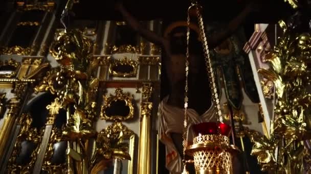 Video van het wierookvat en de kruisiging van Christus in de kerk. Camera pan. — Stockvideo