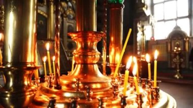 Kilise altın avize mum yakma. Ortodoks Kilisesi video yakın çekim.