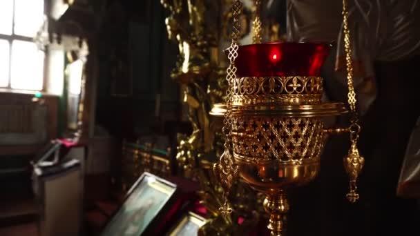 Video close-up in de orthodoxe kerk. Vergulde wierookvat. — Stockvideo