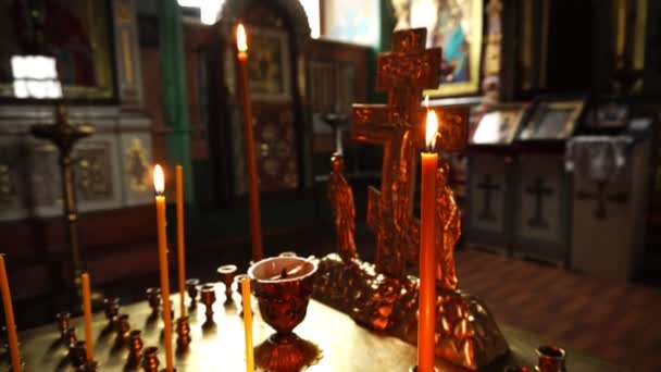 Brandende kaars van de kerk in de buurt van de Gouden Kruis. Video close-up. — Stockvideo