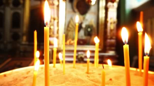 Βίντεο από αναμμένα κεριά. Στο παρασκήνιο, το εικονίδιο με το Άγιο πρόσωπό σου. — Αρχείο Βίντεο