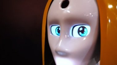 Kameraya bakarak kadın robot