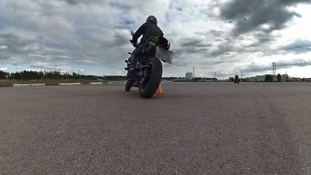 Всадник медленно проезжает мимо камеры вперед на мотоцикле — стоковое видео