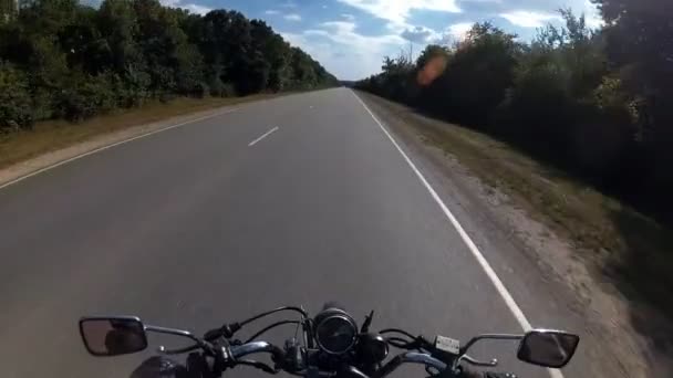 Montar una motocicleta en la carretera, la cámara en el casco — Vídeos de Stock