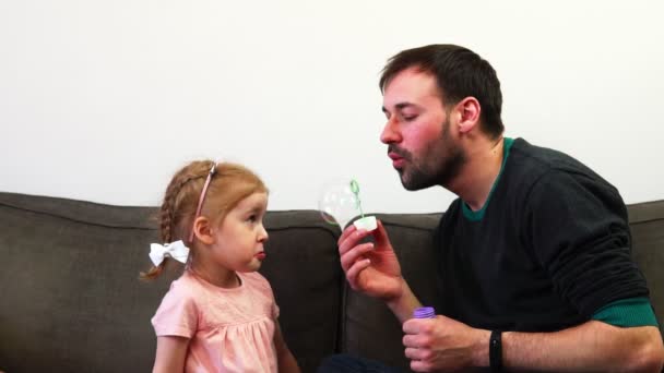 Otec s vousy a jeho dítě baví spolu. Malá holčička se směje. — Stock video