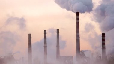 Atılgan'ın bir kaç sigara bacaları, duman puff atmosfere gidiyor.