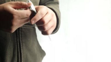 Paketi dolar el Beyaz arka plan üzerinde mans