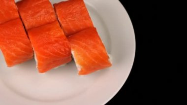 Philadelphia roll üzerine bir tabak üstten görünüm