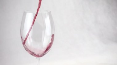 Şarap kadehi yakın çekim. Ağır çekimde bir kadeh şarap döktü