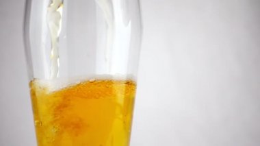 Bira bira cam yavaş hareket içine dökülür. Bira yakın çekim