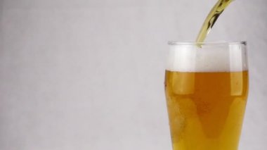 Bira en baştan bir köpük oluşturan cam içine yağıyor