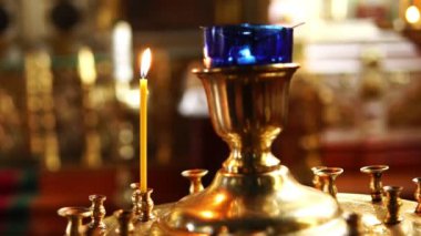 Yanan bir mum ile Ortodoks kilise şamdan
