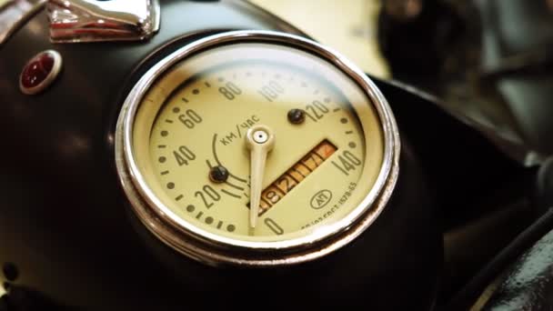 Exhibition of motorcycles, Old vintage motorcycle speedometer yellow color — Stock Video