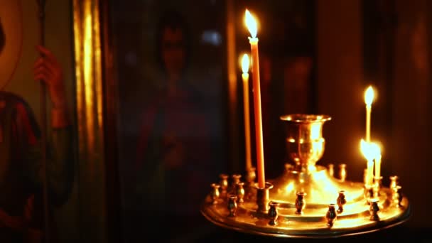 Candelabro Con Velas Encendidas Fondo Los Iconos Religiosos Sagrados Iglesia — Vídeo de stock