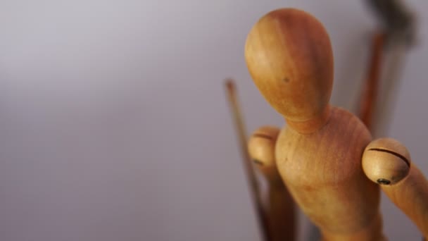 Навесная деревянная кукла крупным планом — стоковое видео