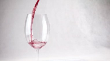 Şarap bir bardak damla yavaş hareket içine dökme