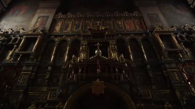 Kamera pan. Kameranın en baştan aşağı taşır. Ortodoks kilisenin sunak videoda.