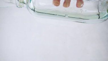 Su dalgası şeffaf cam kap dökülür