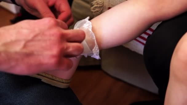 Bir baba sandaletler onun onun elbiseleri küçük kızı. — Stok video