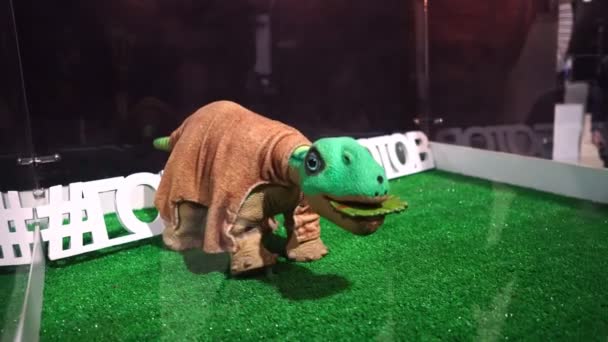 Robot dinosaurus is een plastic vel — Stockvideo