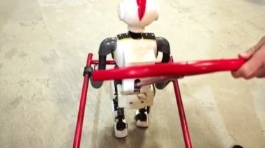 Robot bir kamera ile bir satır başı çeker üçüncü kişi