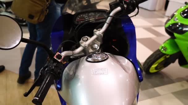 Ausstellung von Motorrädern, Armaturenbrett alte Sportfahrräder — Stockvideo