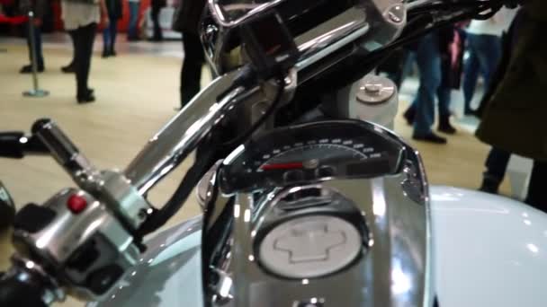 Lipetsk, Rusland - Jan 13, 2018: tentoonstelling van motoren, is de menselijke hand een gashendel op een stuur van een motorfiets — Stockvideo