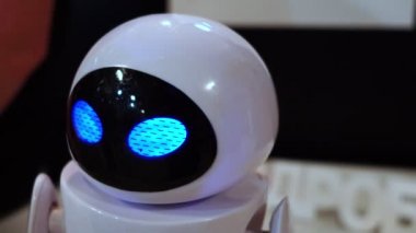 Lipetsk, Rusya Federasyonu - 25 Ocak 2018: sergi robotlar. Robot Havva gözleri yanıp söner.
