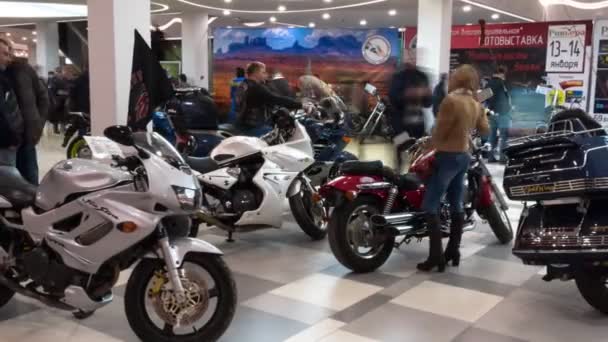 Lipetsk, Rusland - Jan 13, 2018: tentoonstelling van motorfietsen, Timelapse video van mensen kijken naar motorfietsen — Stockvideo