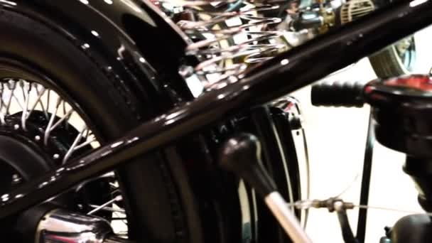 Tentoonstelling van motorfietsen, oude vintage motorfiets closeup — Stockvideo