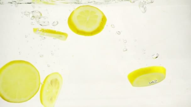 Citroen limonade met plakjes verse citrusvruchten, Slowmotion close-up — Stockvideo