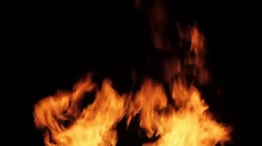 Siyah arka plan üzerine izole gerçek yangın