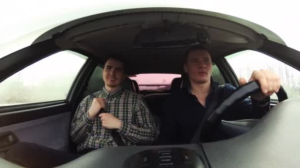 Der Fahrer fährt bekanntermaßen. Beifahrerhaftung für den Sicherheitsgurt. — Stockvideo