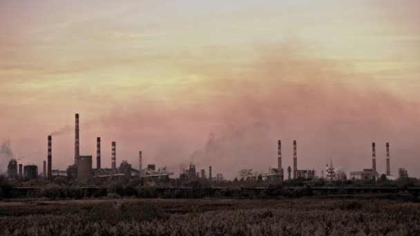 Grandes tubos de fábrica poluindo o meio ambiente e jogando poeira e fumaça no ar — Vídeo de Stock