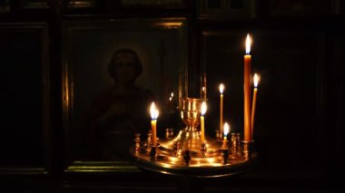 Elets, Rusya Federasyonu - 2 Nisan 2018: Kiliseye yakın çekim. Kamera görüntüsü. Altın bir rafta yanan mumlar.