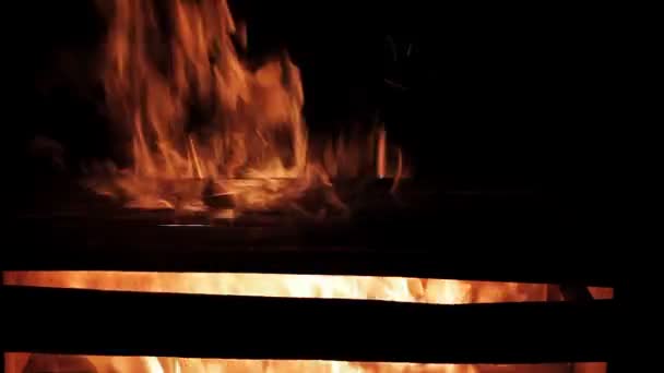 Hořící box, skutečného požáru izolované na černém pozadí — Stock video